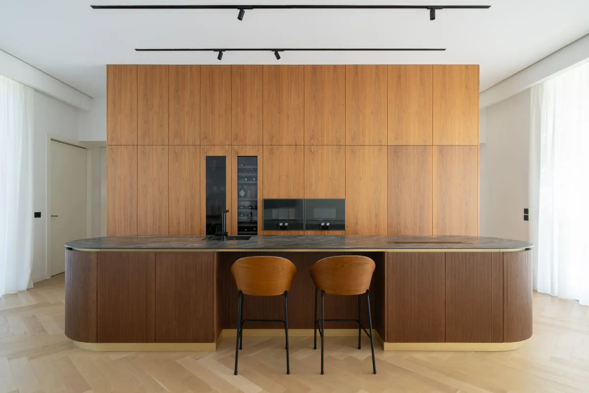 Cocina con isla de madera e inducción invisible CLOEN integrada bajo la encimera