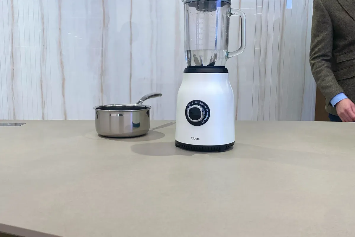 Encimera de trabajo continua en una cocina de diseño